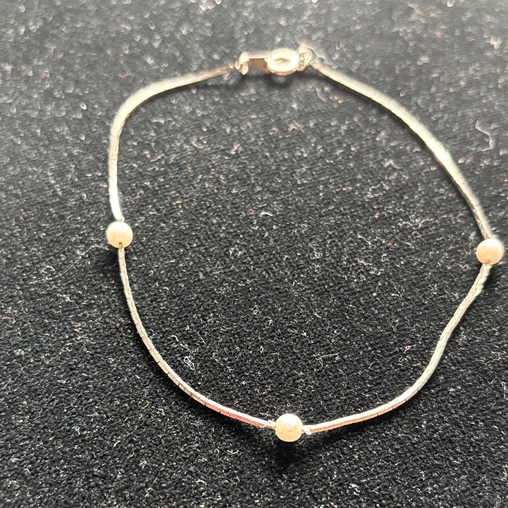 Elegant Gold Bracelet with Pearls